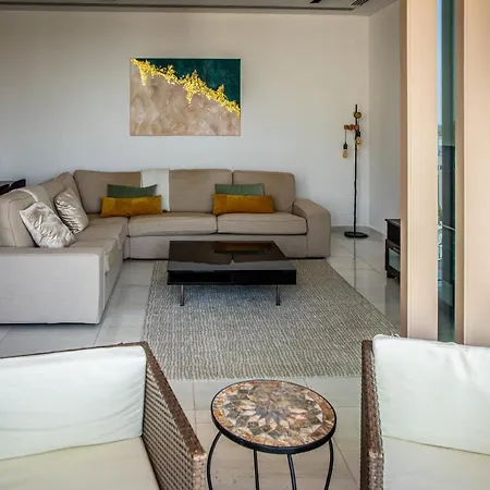 Phaedrus Living: 360 Tower Luxury Flat * Nikosia