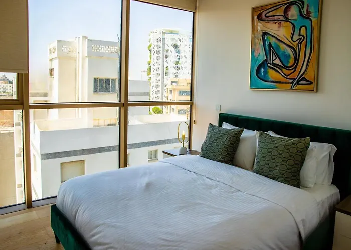 Phaedrus Living: 360 Tower Luxury Flat * Nikósie