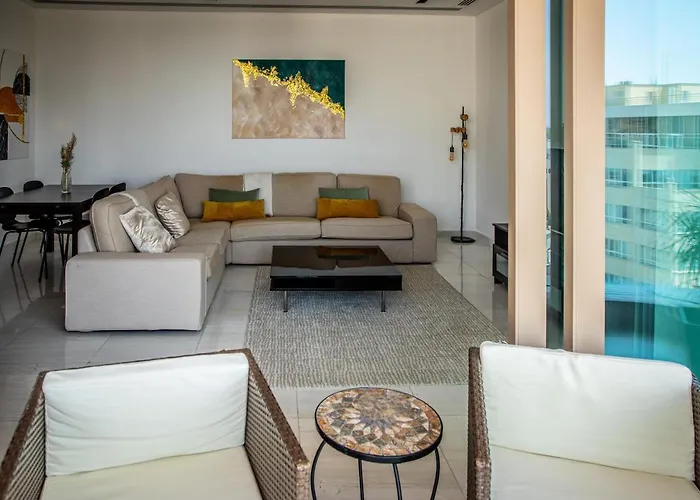 Phaedrus Living: 360 Tower Luxury Flat * Nikósie