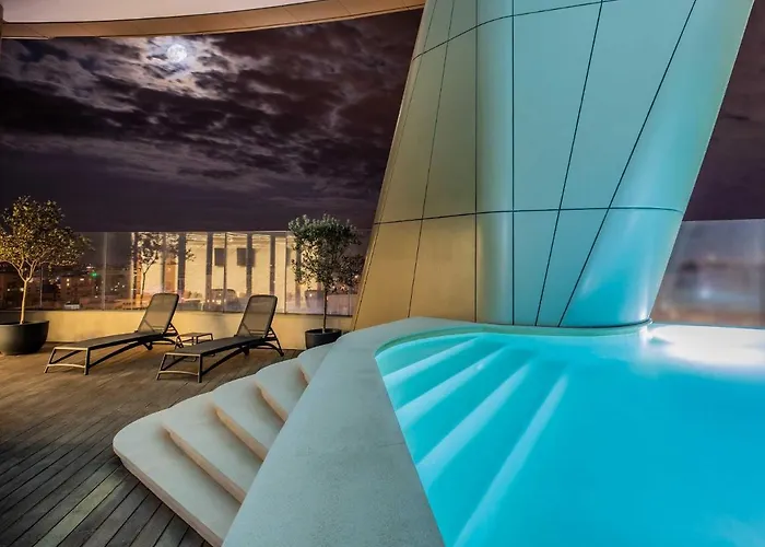 Phaedrus Living: 360 Tower Luxury Flat Nikósie