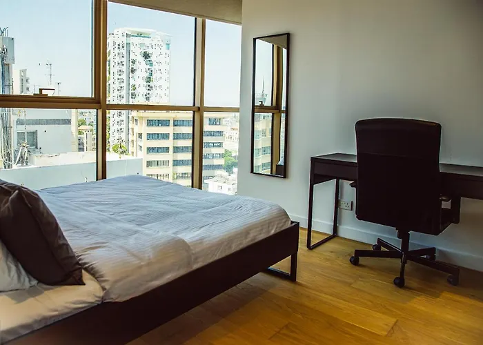 Phaedrus Living: 360 Tower Luxury Flat * Nikósie