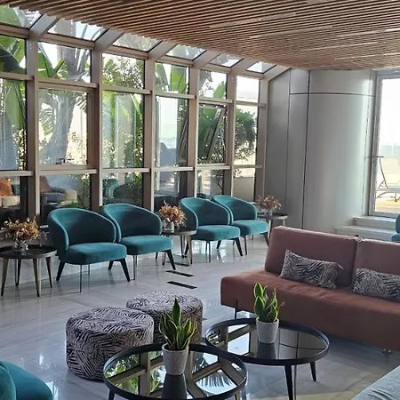 Phaedrus Living: 360 Tower Luxury Flat Apartment *